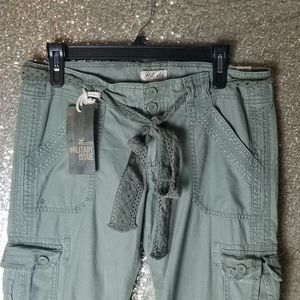 *NWT* Hollister Cargo Pants with Crochet Belt